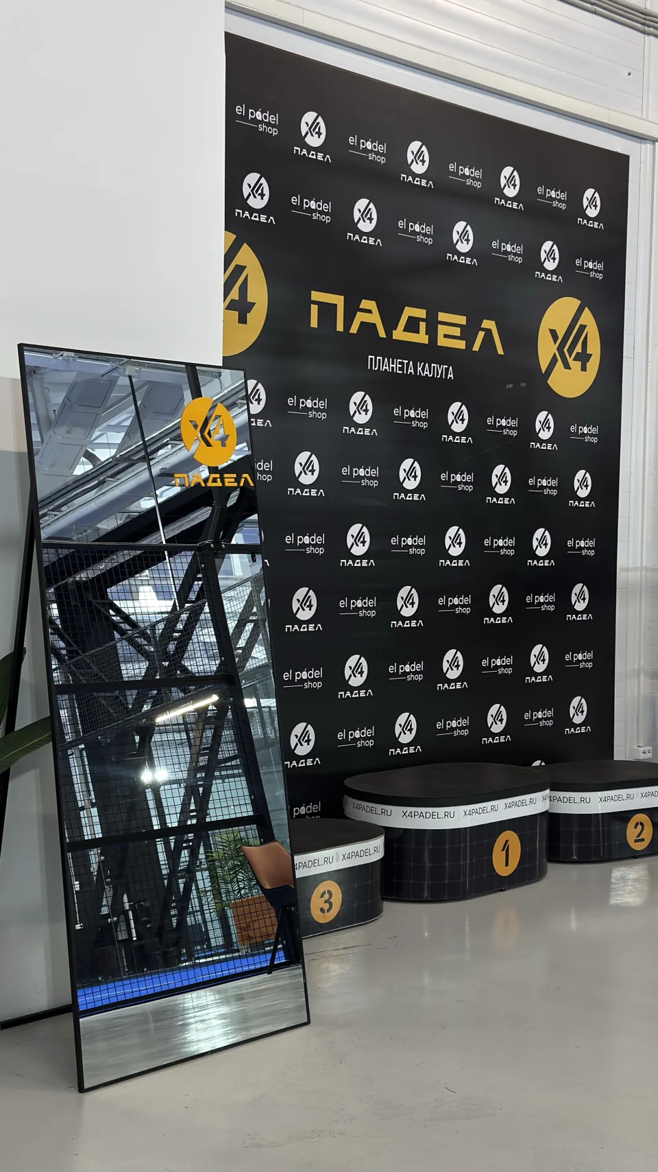 Пресс-стена «Падел Планета Калуга» и пьедестал для награждения