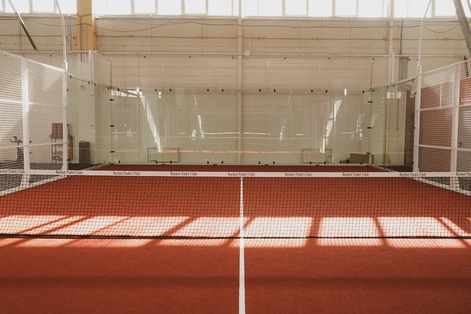 Корт с терракотовым покрытием в солнечных полосах, Rocket Padel в Волгограде