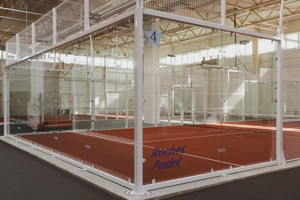Корт № 4 с надписью Rocket Padel на стекле
